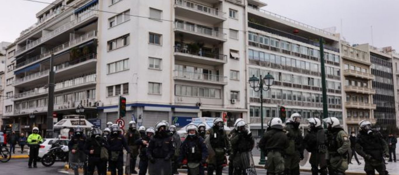 Προπύλαια: Επεισόδια μεταξύ διαδηλωτών και ΜΑΤ – Η ανακοίνωση της ΕΛ.ΑΣ