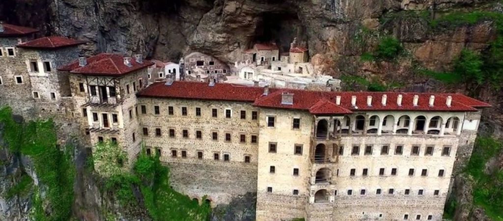 Τουρκία: Έκαναν party στην Παναγία Σουμελά – Για «ιεροσυλία» κάνει λόγο η Ρωσική Εκκλησία