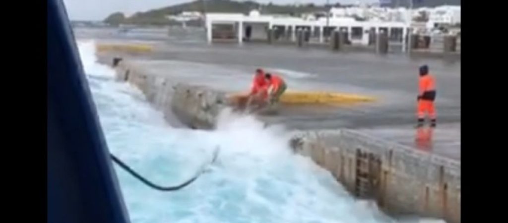 Τήνος: H στιγμή που τεράστιο κύμα παρασύρει τους καβοδέτες στο λιμάνι (βίντεο)