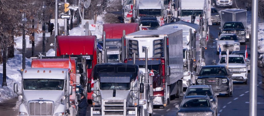 Δεν υποχωρούν οι διαμαρτυρόμενοι πολίτες από την Οτάβα – Ζητούν άρση μέτρων – Δήμαρχος: «Δεν ελέγχουμε την πόλη»