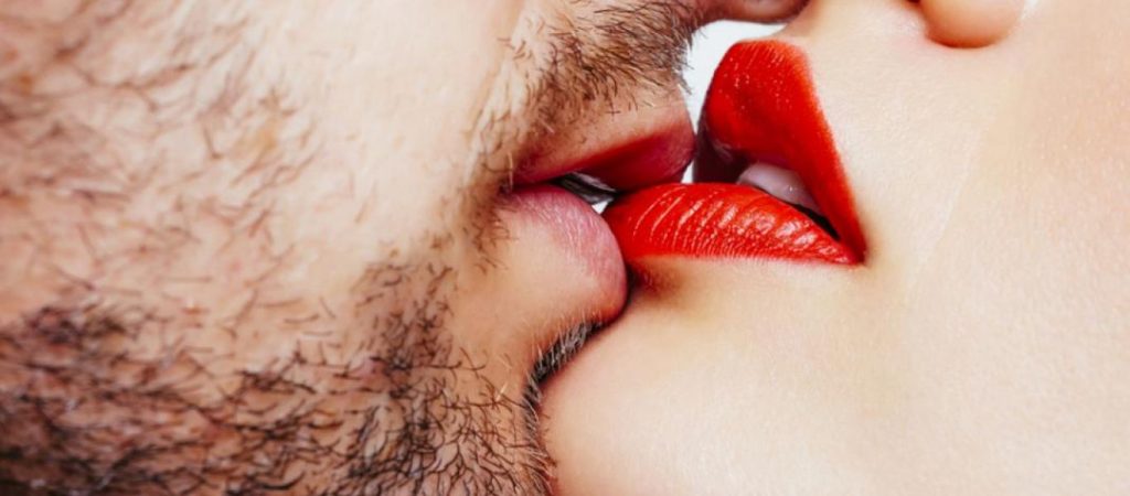 Αξίζει να τα δοκιμάσετε: 8+1 κόλπα για να δίνεις τα καλύτερα φιλιά