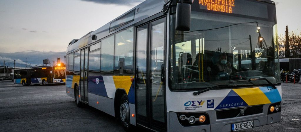 Βίντεο: Σπρώχνουν τον κόσμο για να χωρέσει στα ΜΜΜ – Όχι δεν είναι στο Νέο Δελχί αλλά στην Ελλάδα