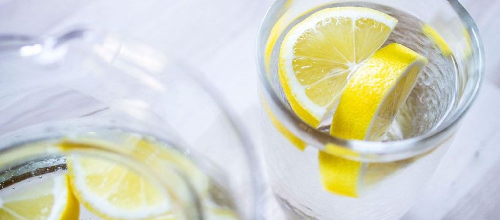 Νερό με λεμόνι το πρωί: Τα οφέλη του για την υγεία μας