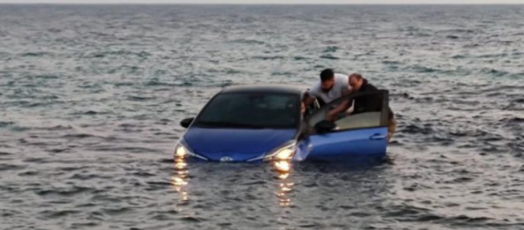 Λέσβος: «Βουτιά» αυτοκινήτου στη θάλασσα – Σώος ο οδηγός (βίντεο)