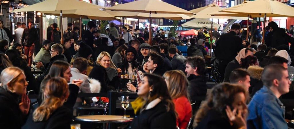 Βρετανία: Σχεδόν 70.000 κρούσματα σε ένα 24ωρο αλλά καταργεί όλα τα μέτρα