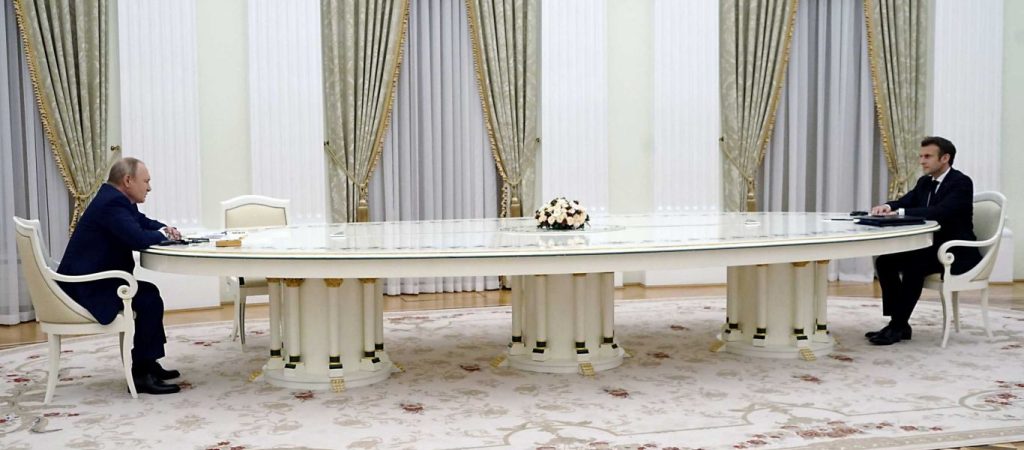 Γαλλία: «Βήματα προόδου» στη συνάντηση Μακρόν-Πούτιν, αλλά «χρειάζεται χρόνος»