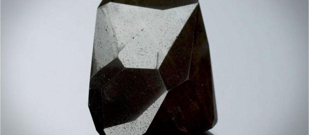 Στο «σφυρί» σπάνιο μαύρο… διαστημικό διαμάντι 555 καρατίων – Πωλήθηκε έναντι 3,75 εκατ. ευρώ (φωτο)