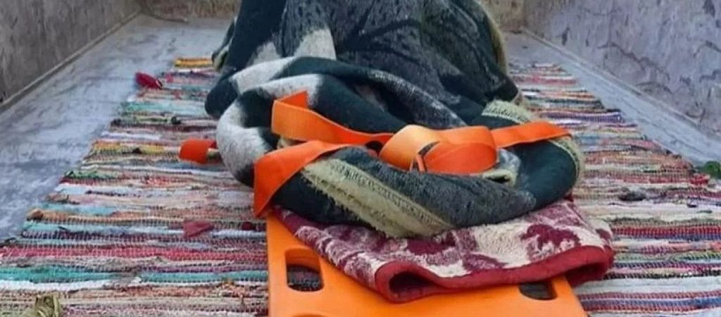 H Ελλάδα του 2022: Μετέφεραν ηλικιωμένη σε καρότσα φορτηγού γιατί… χάλασε το ασθενοφόρο! (φώτο)