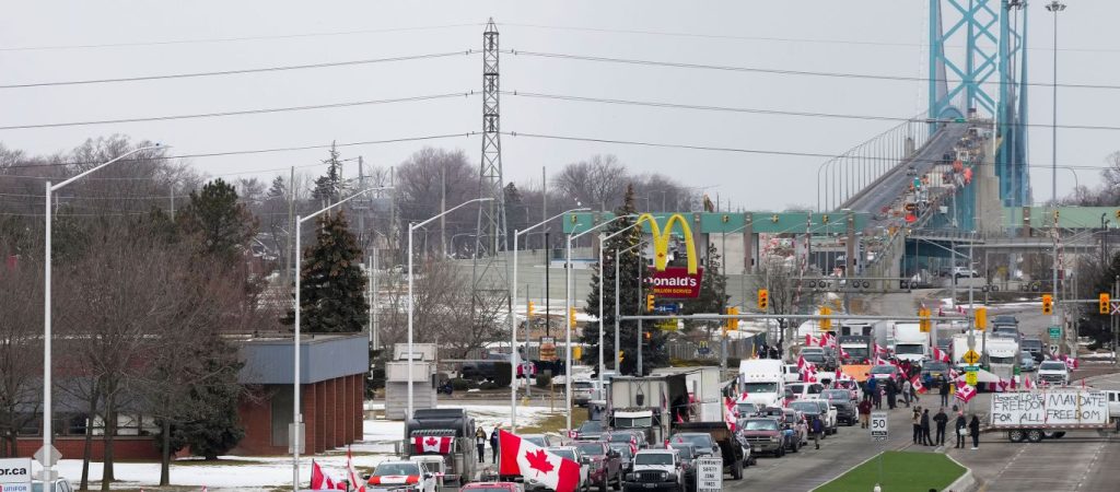 «Κονβόι ελευθερίας»: Απέκλεισαν γέφυρα που συνδέει Καναδά και ΗΠΑ οι διαδηλωτές – Απειλές επέμβασης από τις αρχές