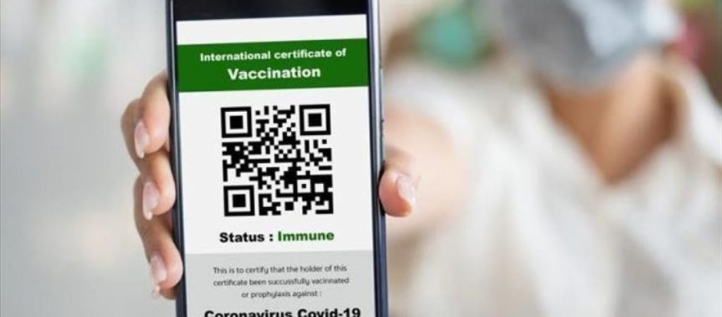 ΤΡΑΙΝΟΣΕ: Προσπαθούν να αποβιβάσουν δια της βίας επιβάτη που δεν φέρει πιστοποιητικό εμβολιασμού!