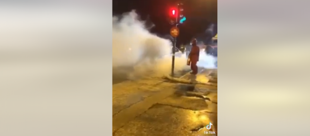 Η στιγμή που διανομέας φαγητού σταματάει για να σβήσει φωτιά σε αυτοκίνητο (βίντεο)