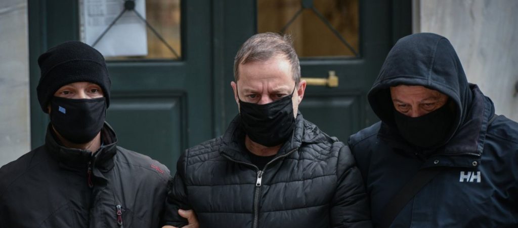 Με χειροπέδες πισθάγκωνα έφτασε στο δικαστήριο ο Δ.Λιγνάδης – Του φώναζαν «αλήτη»