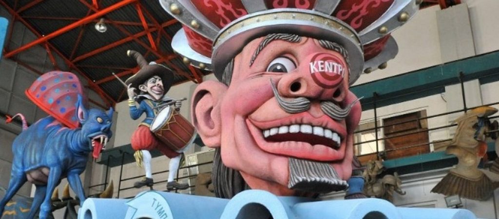 Σε κλίμα… καρναβαλιού μπήκε η Πάτρα: Βγήκαν τα άρματα στην πλατεία Γεωργίου (βίντεο)