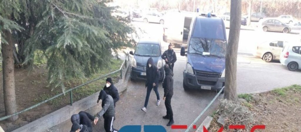 Δολοφονία Άλκη: Στο Δικαστικό Μέγαρο Θεσσαλονίκης οι άλλοι 4 κατηγορούμενοι για την επίθεση (βίντεο)