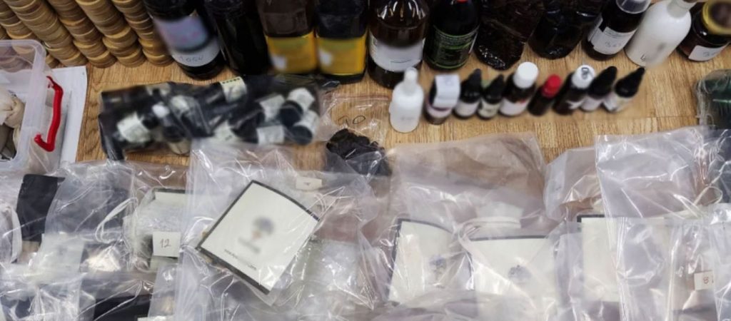 Ζωγράφου: Μετέτρεψε το σπίτι της σε εργαστήριο παρασκευής ναρκωτικών και το πουλούσε ως… «ελιξίριο ομορφιάς»