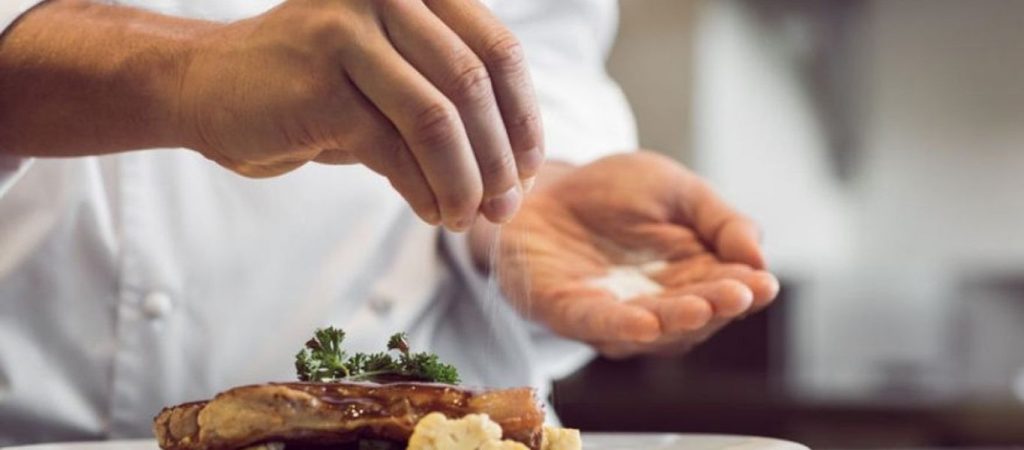 Επτά τρόποι για να μειώσετε το αλάτι αλλά όχι τη γεύση στο φαγητό σας