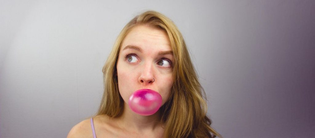 Κόλλησε τσίχλα στα μαλλιά ή τα ρούχα σας; – Δείτε πώς θα την αφαιρέσετε