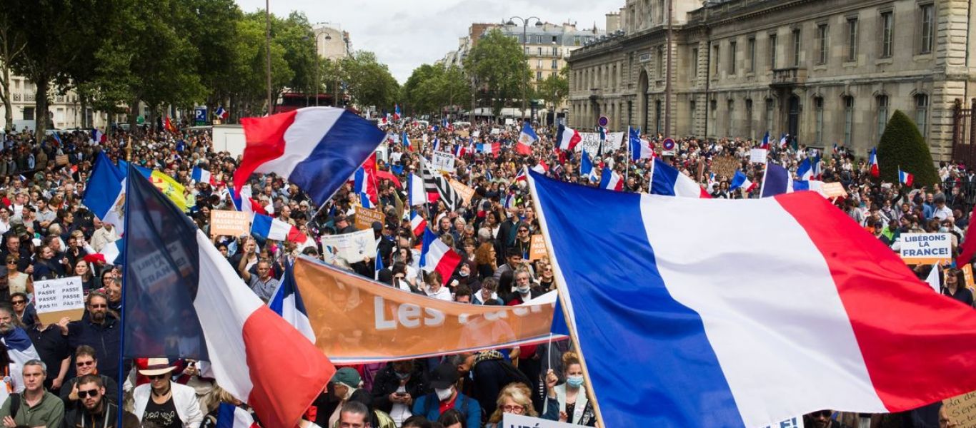 Απίστευτο: «Γάλλοι» αστυνομικοί σκίζουν τις γαλλικές σημαίες για να καταστείλουν το «Κομβόι της Ελευθερίας»! (βίντεο)