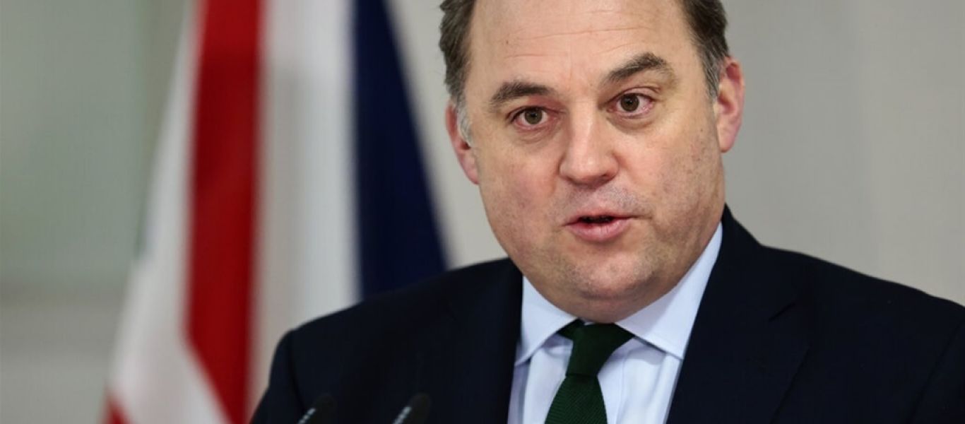 Ο υπουργός Άμυνας της Βρετανίας διακόπτει εκτάκτως τις διακοπές του λόγω της κρίσης στην Ουκρανία