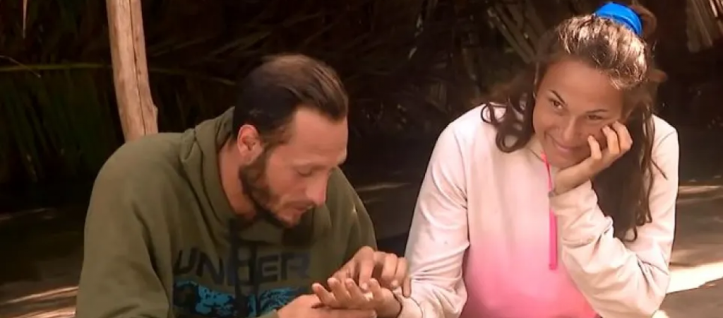 Survivor – Ασημίνα Χατζηανδρέου και Γιώργος Κατσαούνης έρχονται κοντά: «Με χαϊδεύει κάθε βράδυ»