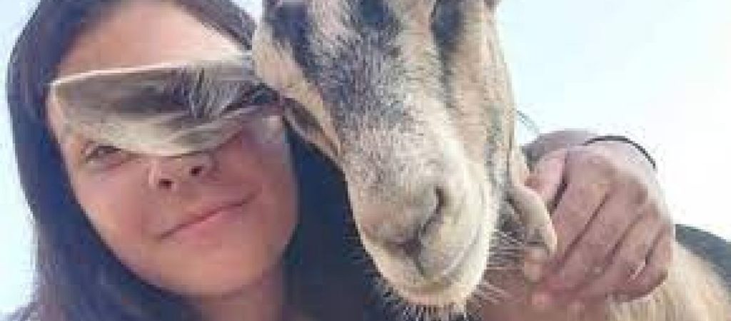 Θραύση κάνει στο TikTok η 20χρονη κτηνοτρόφος από την Κρήτη (βίντεο)