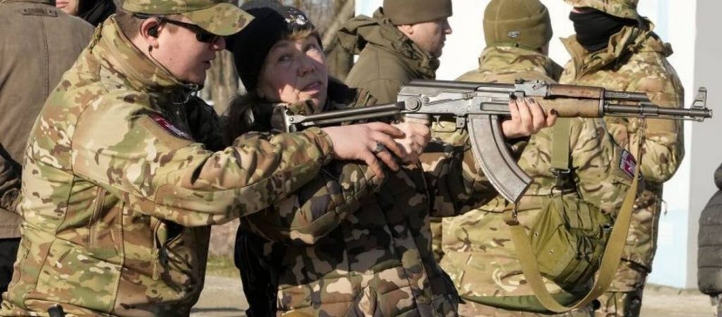 Ουκρανία: Χαμό προκαλεί η φωτογραφία γιαγιάς με καλάσνικοφ στο χέρι – Προετοιμάζεται για την επίθεση από τη Ρωσία