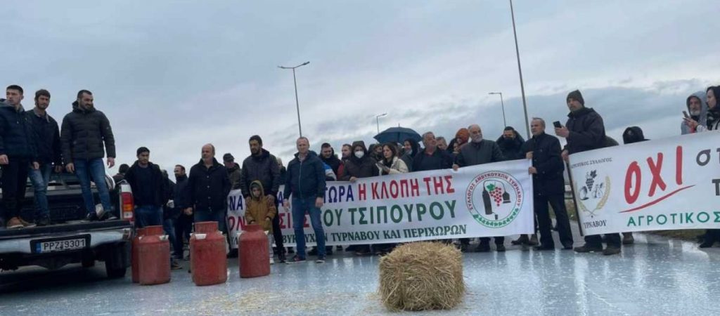 Παραγωγοί από τον Τύρναβο έκλεισαν την Εθνική Οδό Λάρισας – Κοζάνης: Έχυσαν γάλατα στο δρόμο (φώτο)