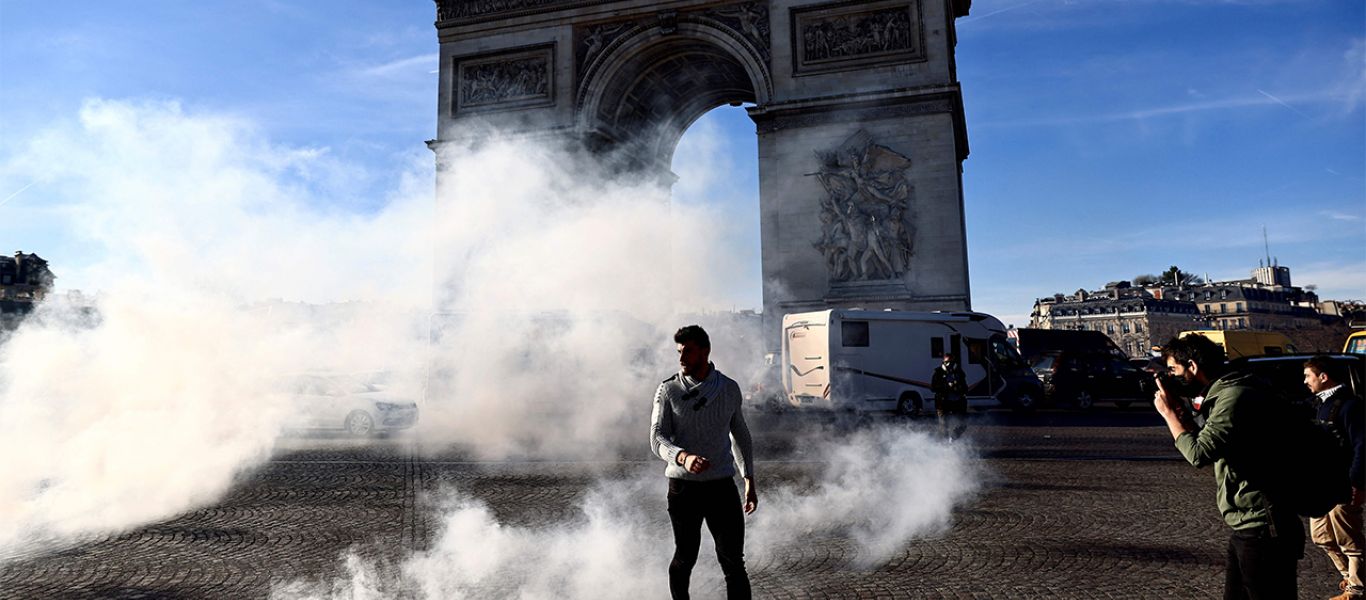 Χάος στο Παρίσι: Η αστυνομία έπνιξε με δακρυγόνα το κέντρο για να σταματήσει το «Κονβόι της Ελευθερίας» (βίντεο)