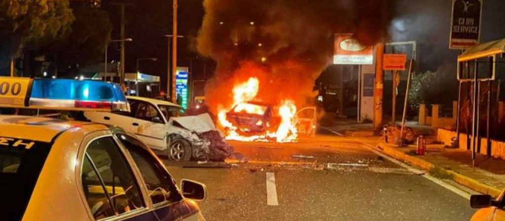 Πικέρμι: Τροχαίο ατύχημα στη λεωφόρο Μαραθώνος – Αυτοκίνητο τυλίχθηκε στις φλόγες