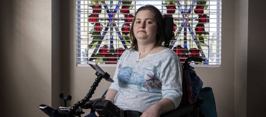 Βίντεο-σοκ: 18χρονη έμεινε ανάπηρη από το εμβόλιο για τον Covid-19 και διηγείται την ιστορία της – «Aν το ήξερα…»