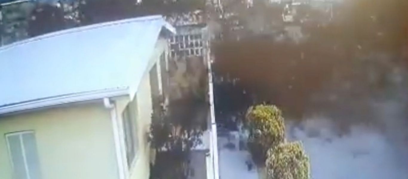 Μεξικό: Η στιγμή που δεκάδες κοτσύφια «βουτάνε» ταυτόχρονα στον θάνατό τους (βίντεο)