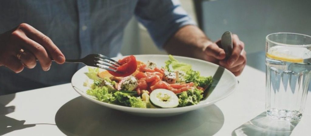 Αυτό πρέπει να το ξέρετε: Οι επιπτώσεις που θα έχετε στην υγεία αν τρώτε μόνο μια φορά τη μέρα