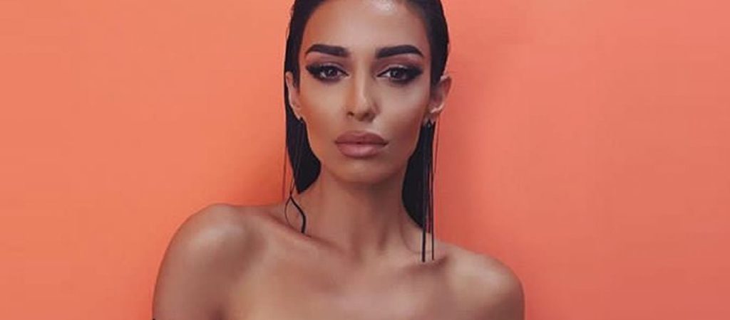 Η «καυτή» υποδοχή της Ε.Φουρέιρα στον Άγιο Βαλεντίνο – Οι υδρατμοί στον καθρέφτη & η γυμνή πόζα (φώτο)