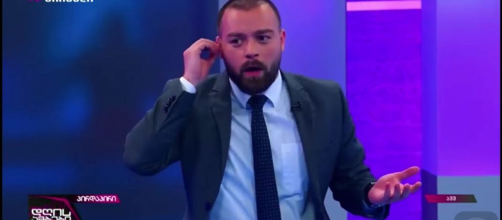 Δώστε του βραβείο ψυχραιμίας: Παρουσιαστής μένει ατάραχος ενώ γίνεται σεισμός 6,2 Ρίχτερ (βίντεο)