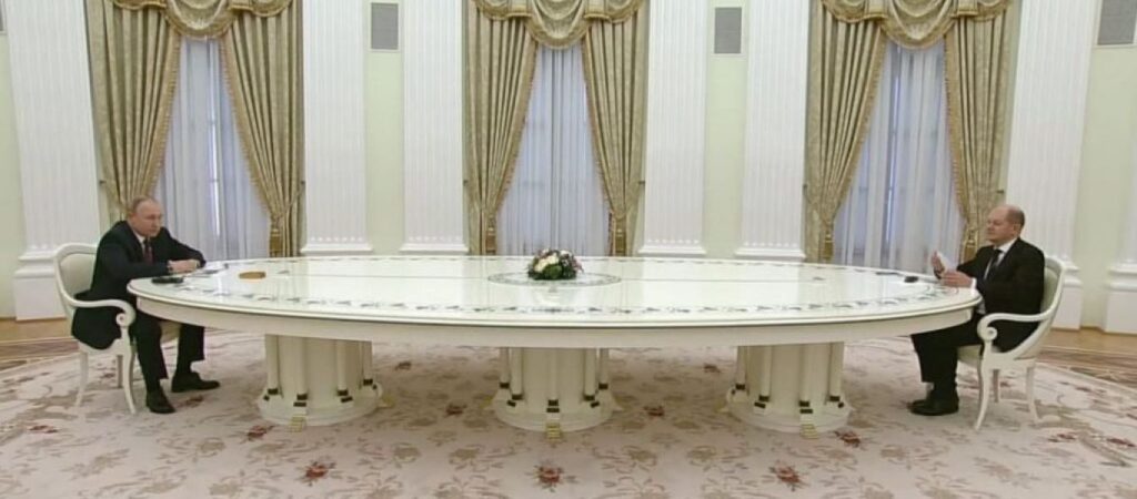 Ξεκίνησαν οι διαπραγματεύσεις μεταξύ Β.Πούτιν και Ο.Σολτς – Το Twitter σχολιάζει το «μεγάλο» τραπέζι