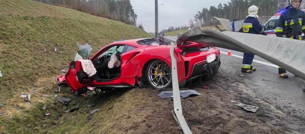 Πολωνία: Τρομακτικό ατύχημα με Ferrari 488 Pista – «Καρφώθηκε» σε μπαριέρα (φώτο-βίντεο)