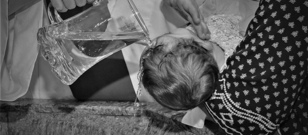 Παραιτήθηκε ο πάστορας που τελούσε… λάθος το μυστήριο της βάφτισης επί 20 ολόκληρα χρόνια!