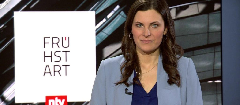 Βίντεο-σοκ: Δημοσιογράφος καταρρέει ξαφνικά σε ζωντανή μετάδοση την ώρα που πίεζε για υποχρεωτικό εμβολιασμό