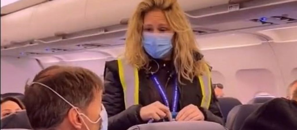 ΗΠΑ: Έδιωξαν από αεροσκάφος  επιβάτη γιατί στη μάσκα του έγραφε «Let’s Go Brandon»!