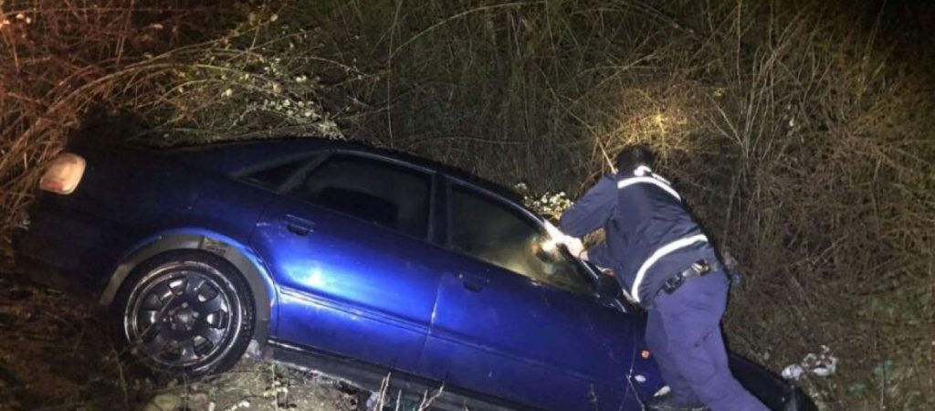 Καλαμπάκα: «Βουτιά» αυτοκινήτου σε αρδευτικό κανάλι τα ξημερώματα – Ο οδηγός του το είχε εγκαταλείψει (φωτο)