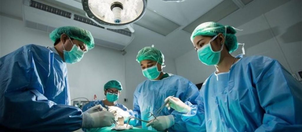 Αυτό το ήξερες; – Γιατί οι χειρουργοί φοράνε πράσινες ή μπλε στολές;