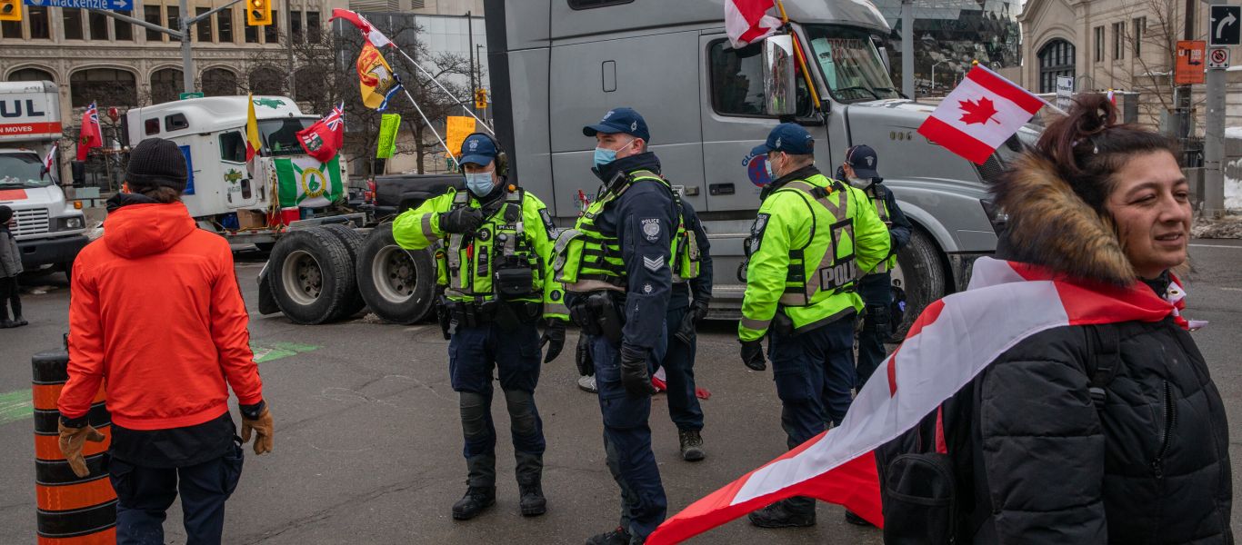 Καναδάς: Ο Τριντό κατεβάζει στρατό και αστυνομία εναντίον των διαδηλωτών που συνεχίζουν απτόητοι