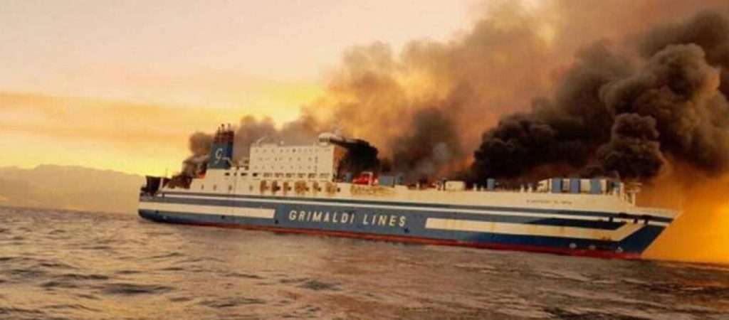Φωτιά σε πλοίο: 14 αγνοούμενοι – Οι 3 είναι Έλληνες