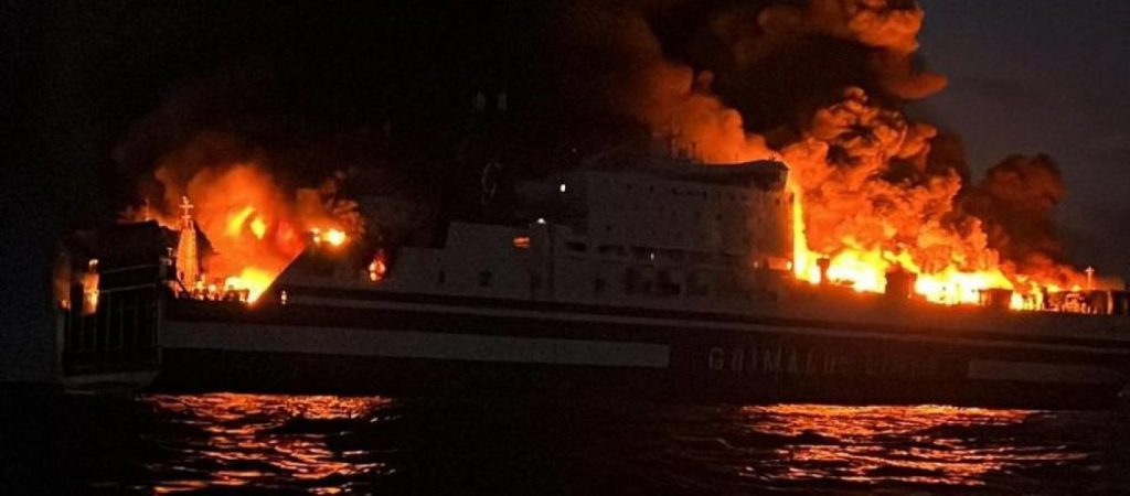 Φωτιά σε πλοίο: Τρεις επιβάτες στο νοσοκομείο – Μεταφέρεται και ένα μωρό