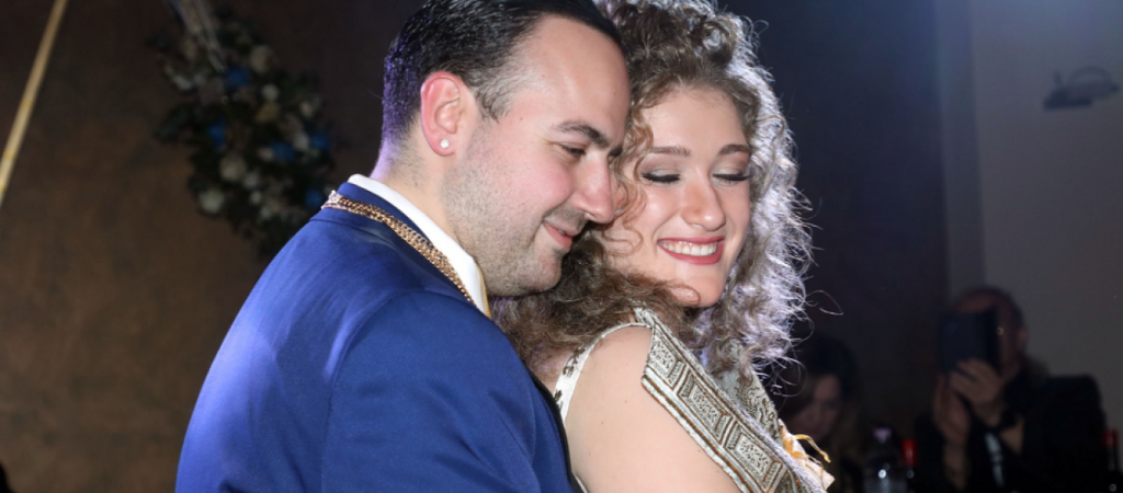 Αρραβωνιάστηκαν ο Μαυρίκιος Μαυρικίου και η Ιλάειρα Ζήση – Ο χορός του ζευγαριού (βίντεο)