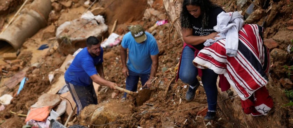 Μεγαλώνει η τραγική λίστα των θανάτων στην Βραζιλία από τις πλημμύρες – Στους 136 οι νεκροί (βίντεο)