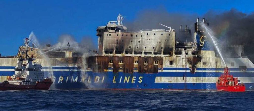 Ρυμουλκείται σε ασφαλές σημείο το φλεγόμενο Euroferry Olympia – Αγωνία για τα καύσιμα