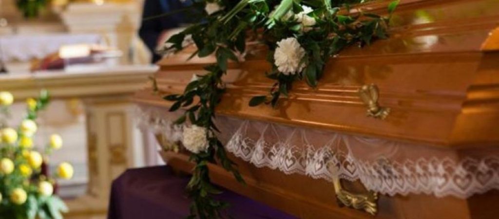 Απίστευτο περιστατικό: Άντι να θάψει τον πατέρα του έθαψε μια άγνωστη γυναίκα!