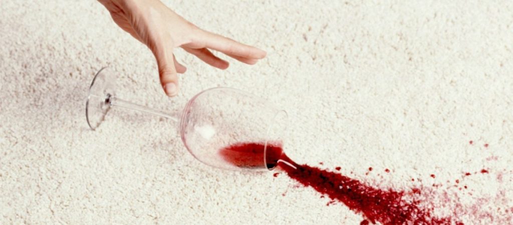 Λεκές από κόκκινο κρασί: Δείτε πώς θα τον αφαιρέσετε