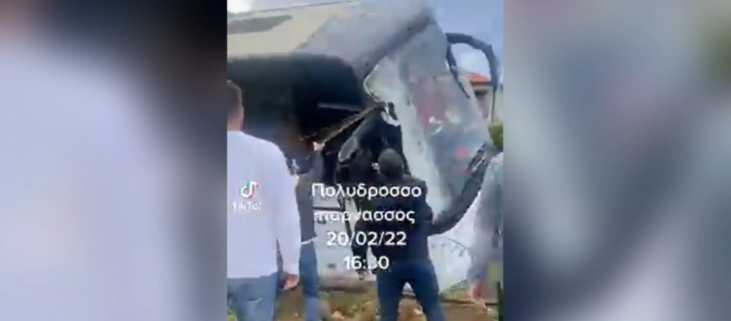 Λεωφορείο εκτράπηκε της πορείας του στον Παρνασσό – Οι επιβάτες απεγκλωβίστηκαν από το… παρμπρίζ (βίντεο)